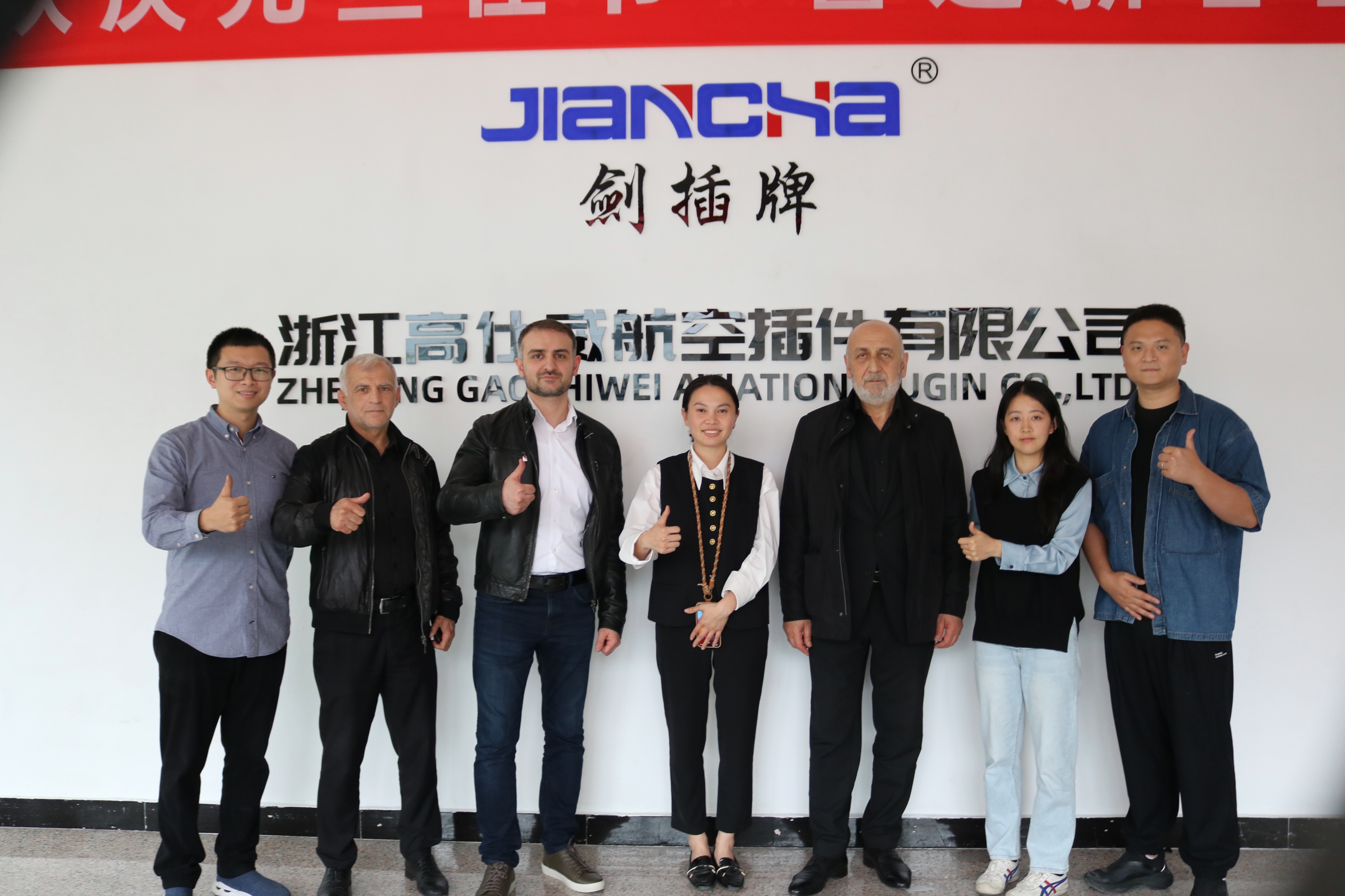 2024년 4월 22일, 러시아 고객이 공장을 시찰하고 원형 커넥터 협력의 새로운 장을 열었습니다.